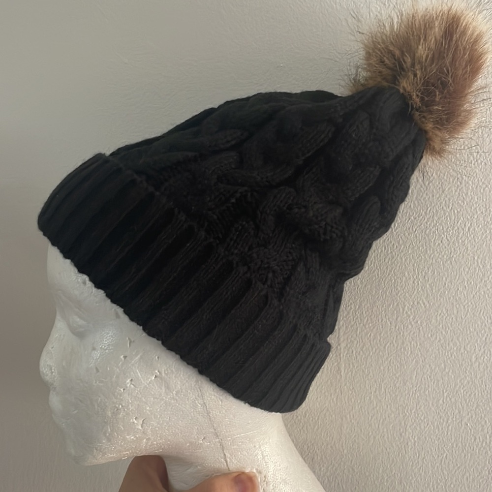 Black beanie hat w Pom Pom nwot